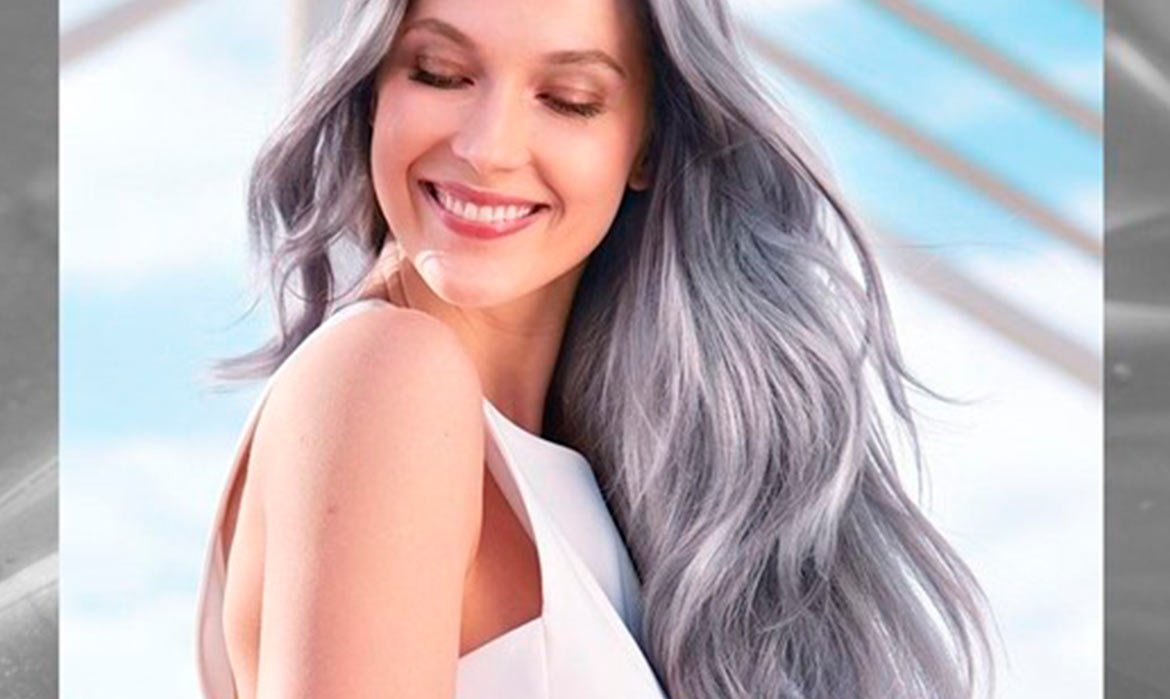 Mujeres Jovenes Con Canas 2